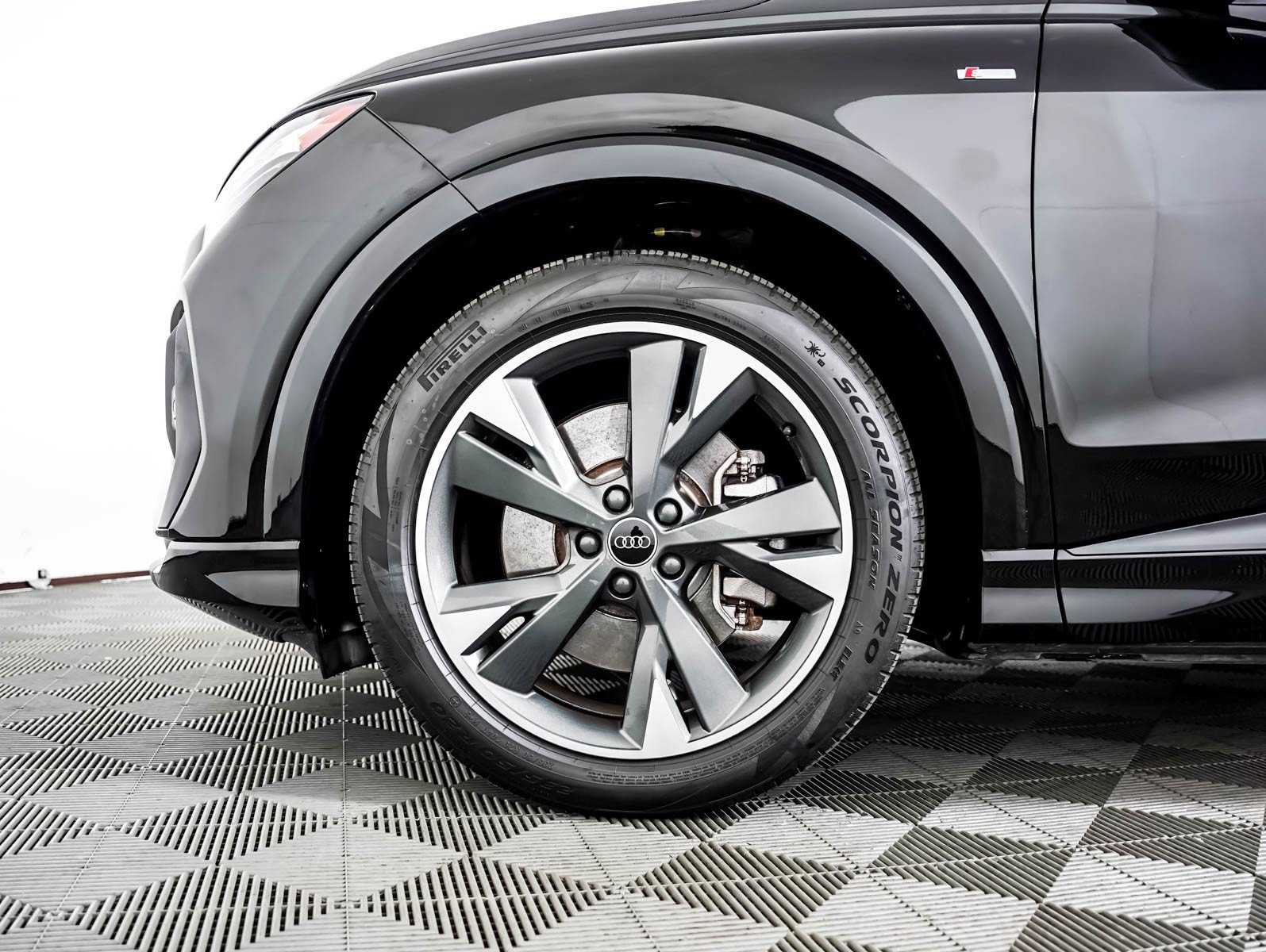 Used 2025 Audi Q4 e-tron Premium Plus w/ Premium Plus AWD/4WD image 4
