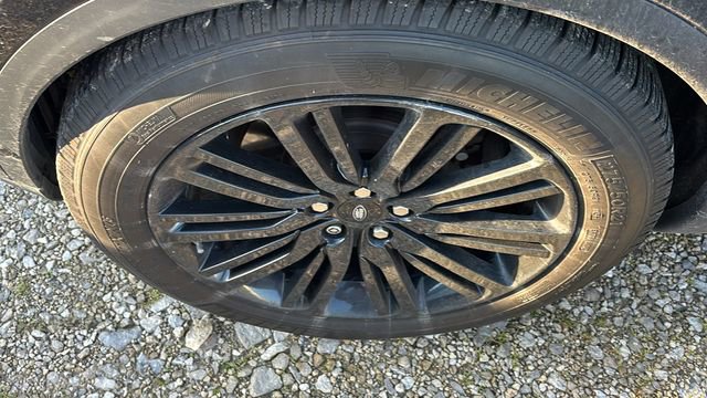 Used 2017 Land Rover Discovery First Edition AWD/4WD image 29