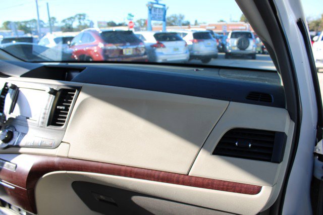 Used 2014 Toyota Sienna Limited w/ Limited Premium Package FWD image 38
