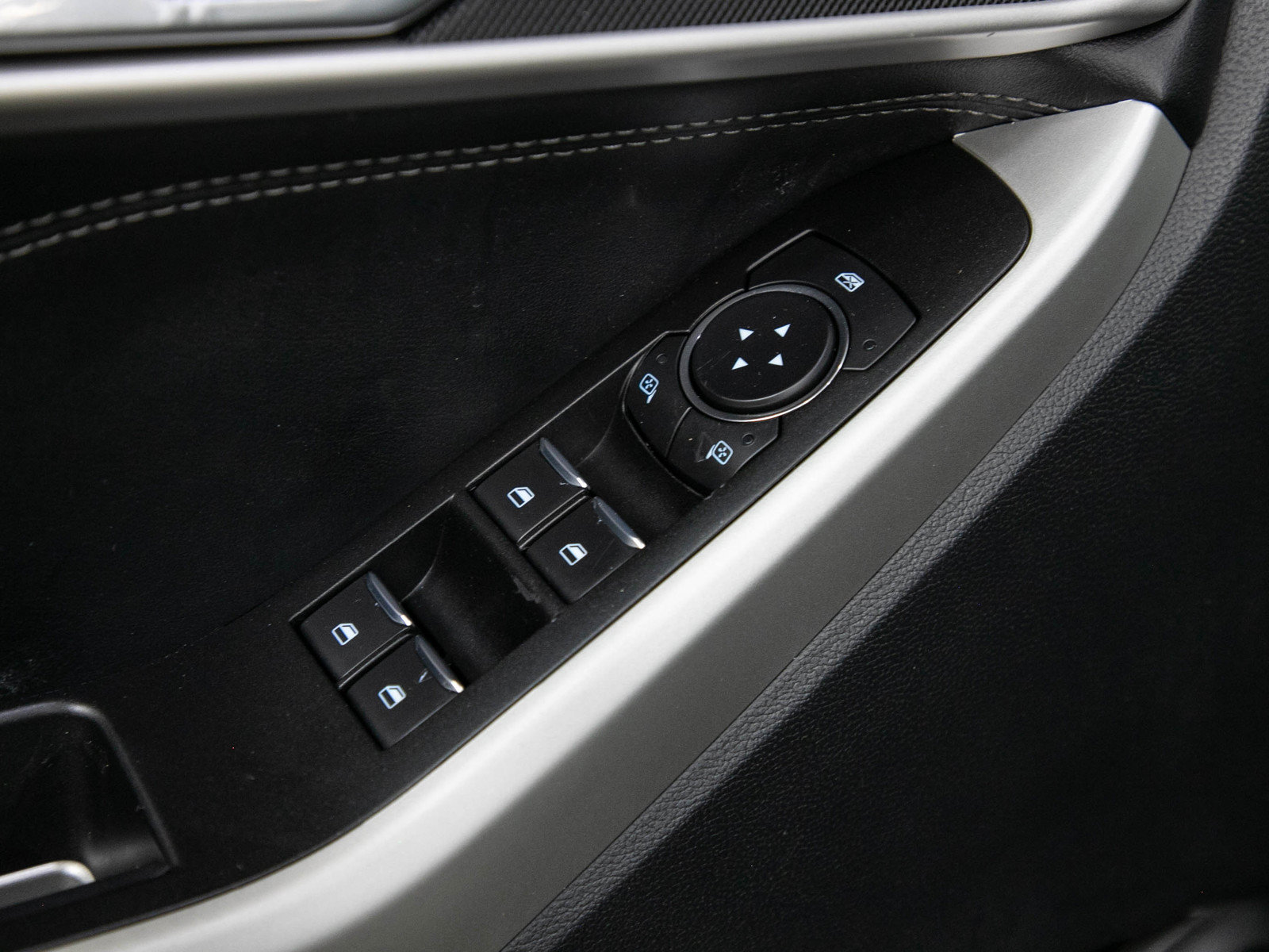 Used 2020 Ford Explorer XLT w/ Equipment Group 202A AWD/4WD image 24