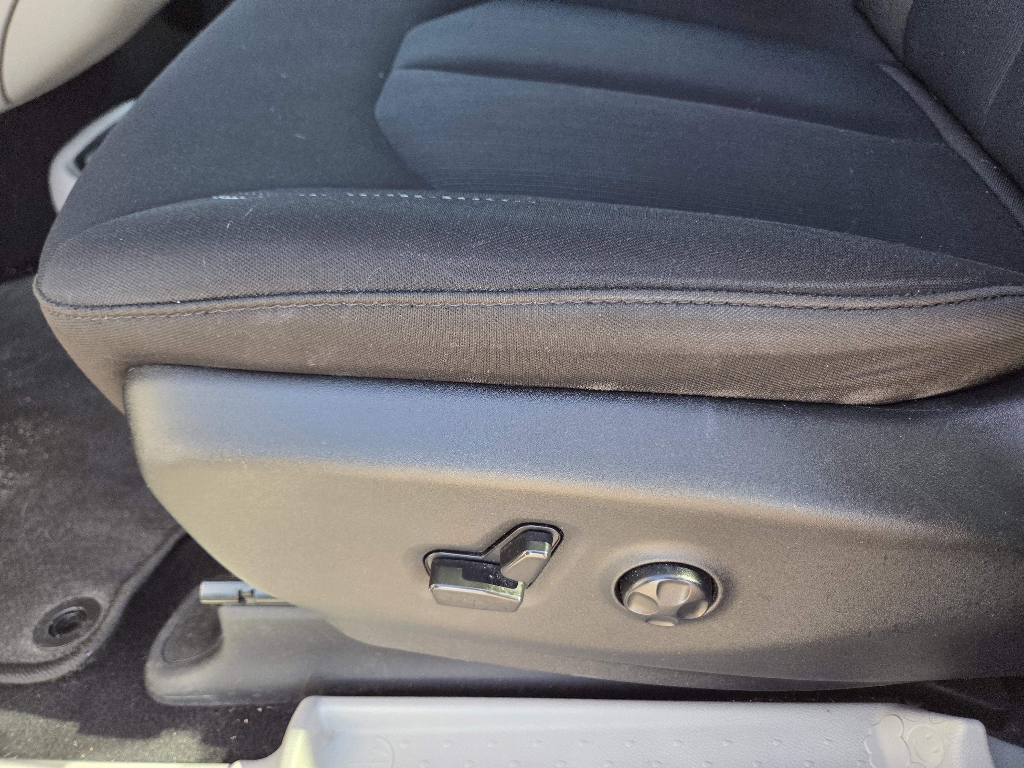 Used 2022 Chrysler Voyager LX image 16
