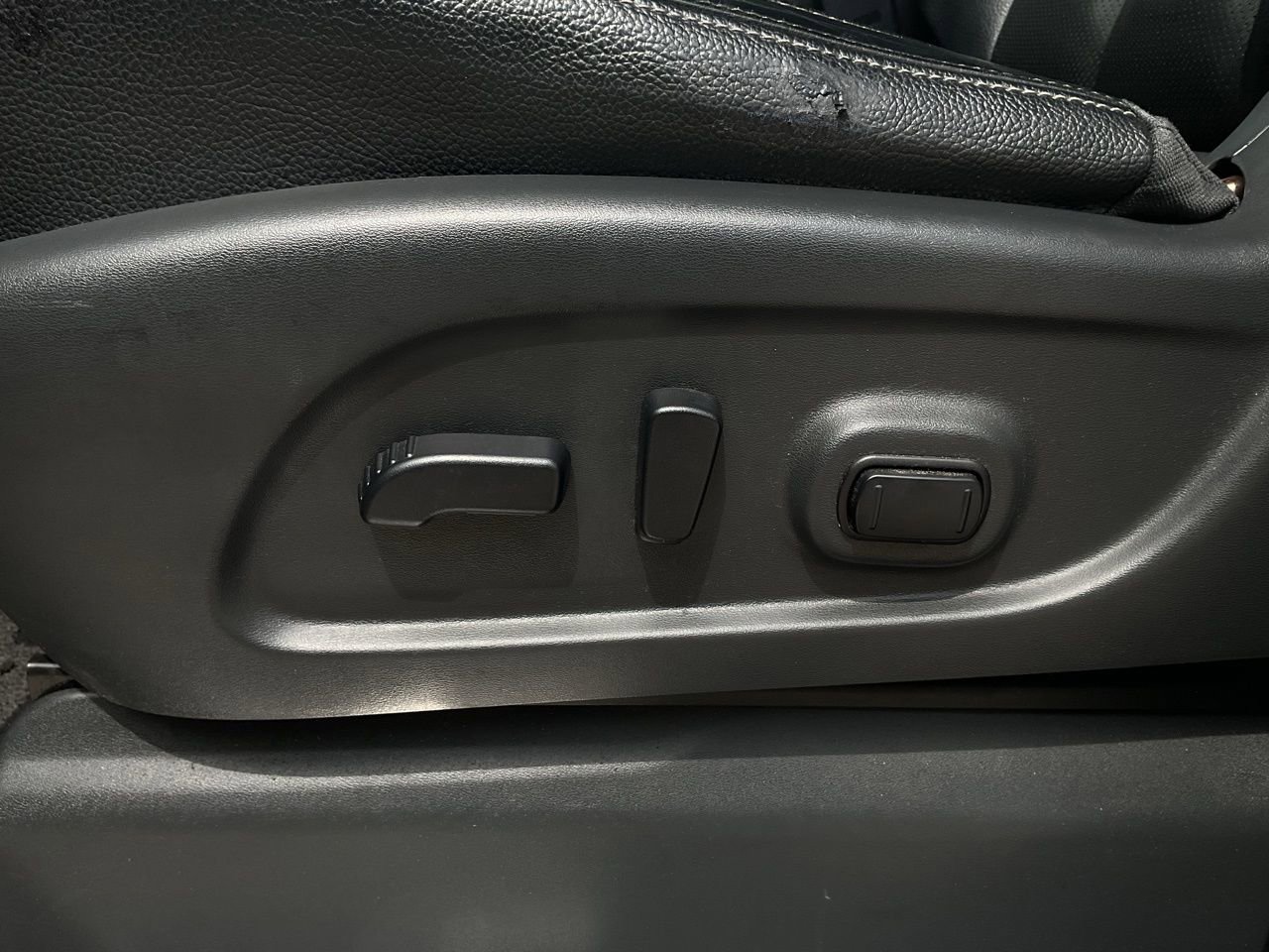 Used 2020 Nissan Titan SL w/ Moonroof Package RWD image 10