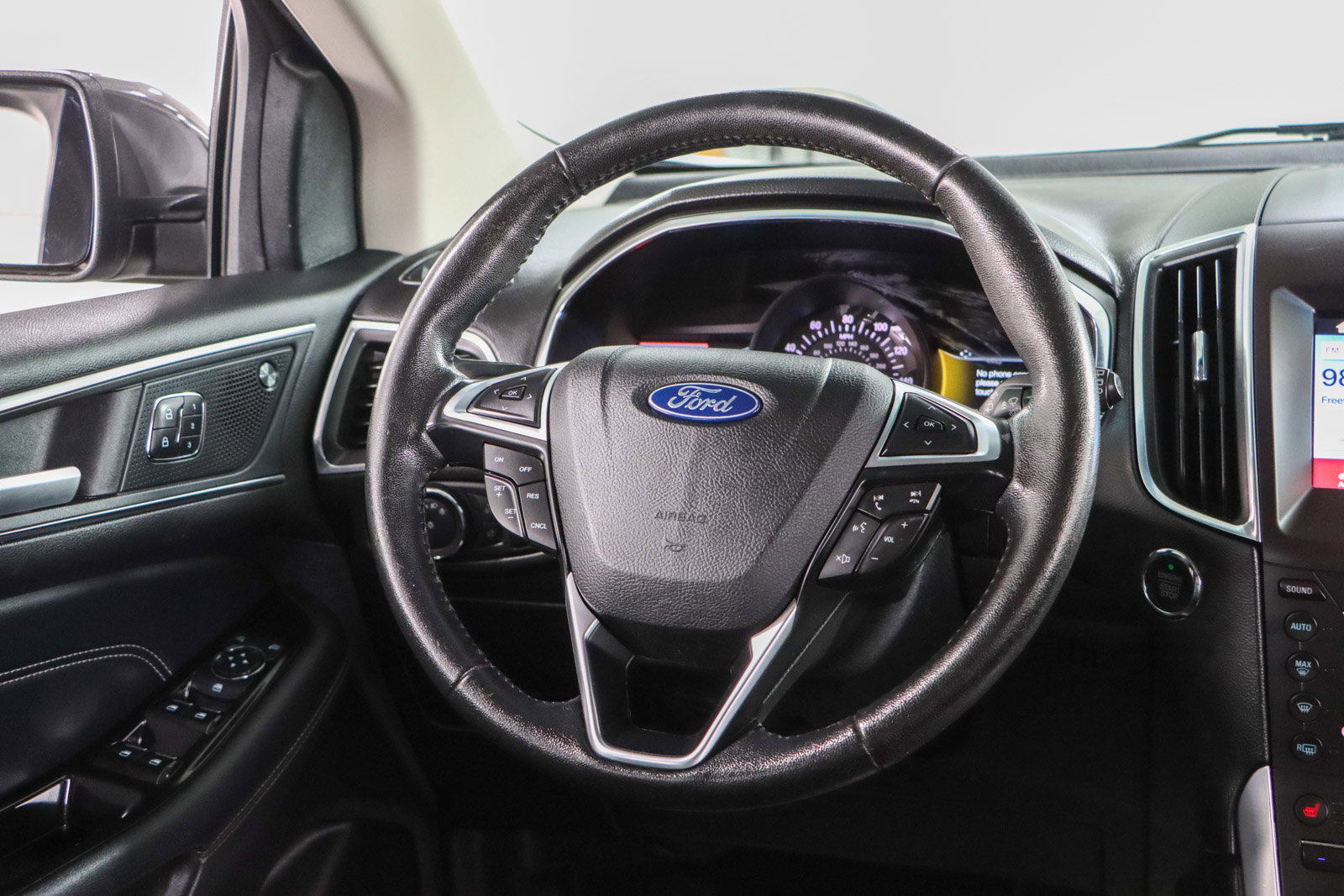 Used 2019 Ford Edge Titanium image 12