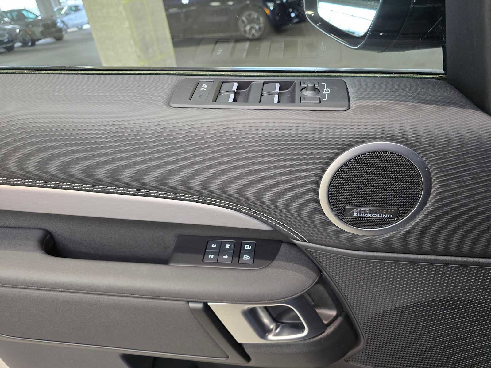 Used 2024 Land Rover Discovery Dynamic SE image 18