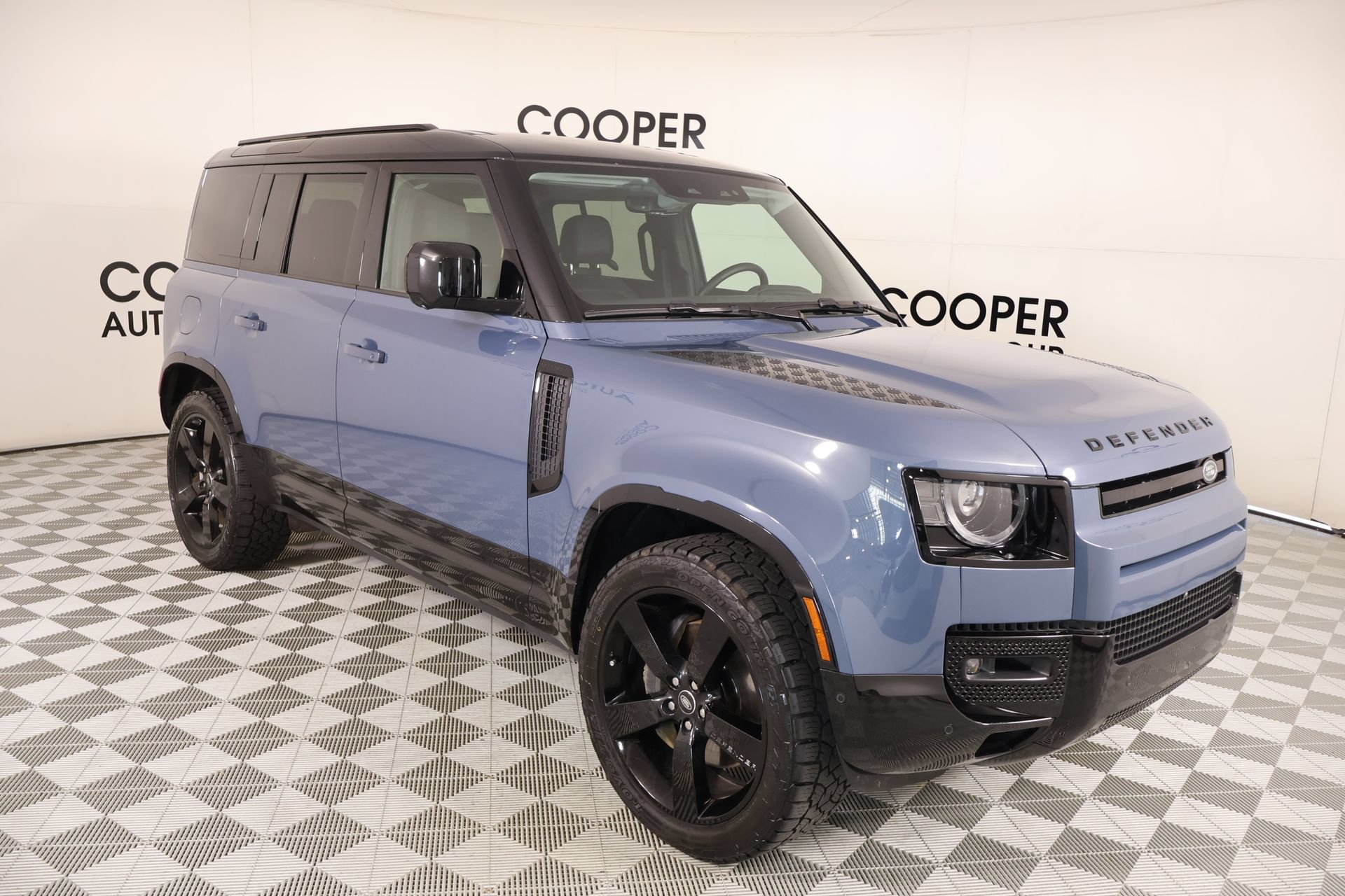 Used 2025 Land Rover Defender 110 X-Dynamic SE AWD/4WD image 2