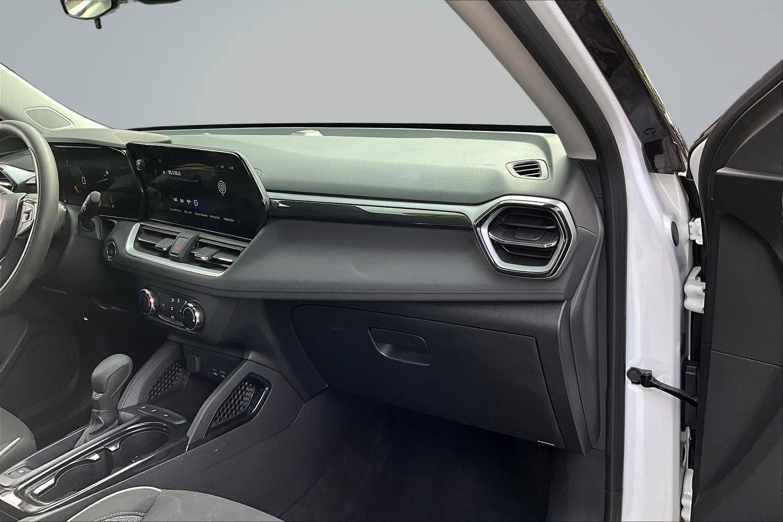 Used 2024 Chevrolet TrailBlazer LS FWD image 28
