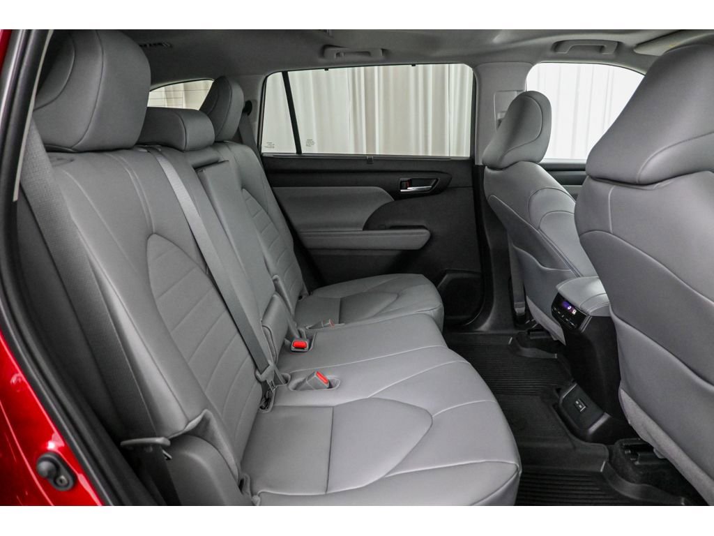 Used 2025 Toyota Highlander XLE image 18