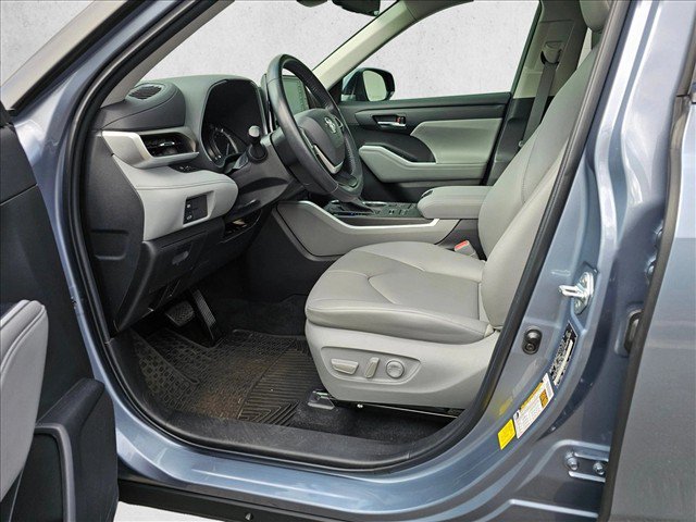 Used 2022 Toyota Highlander XLE AWD/4WD image 23