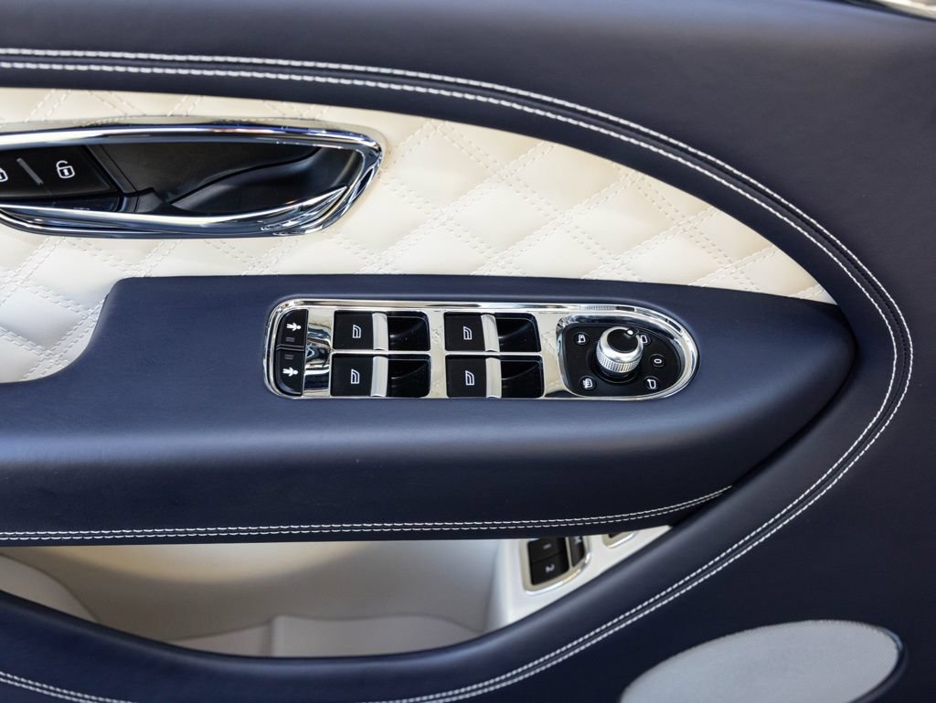 Used 2023 Bentley Bentayga AWD/4WD image 24