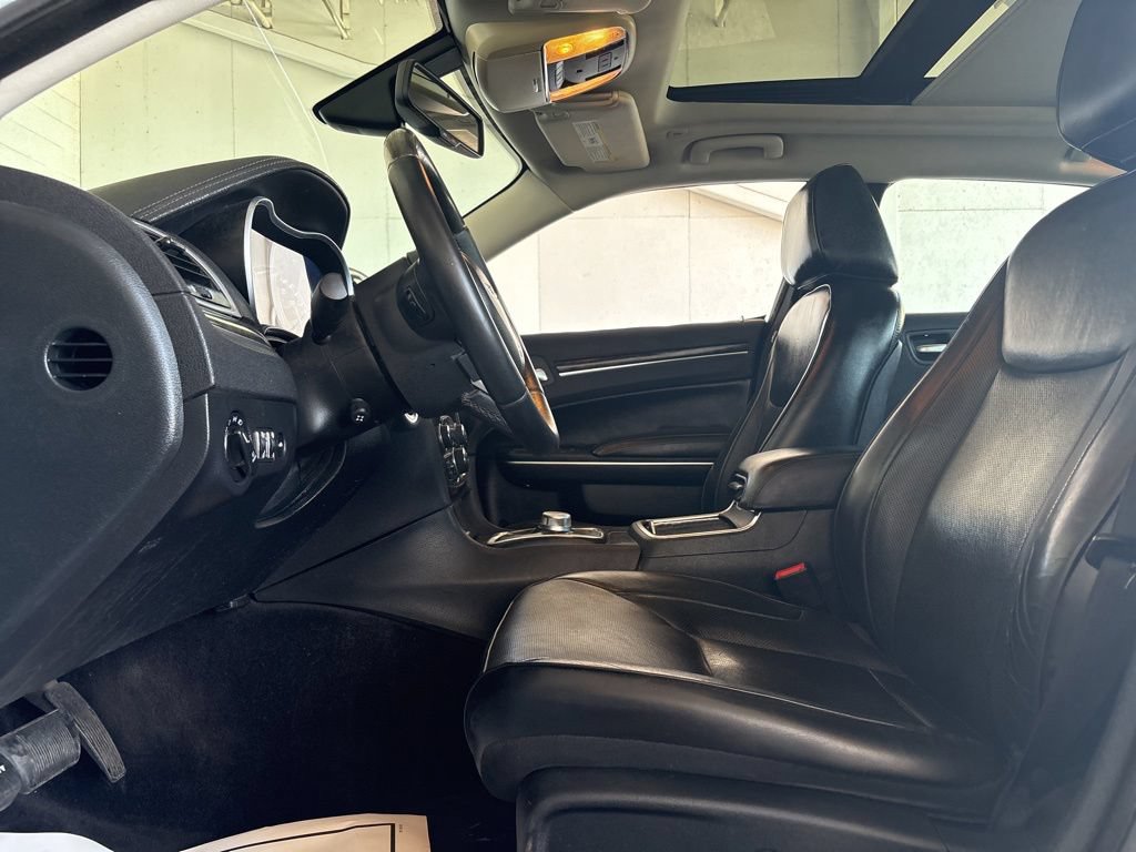 Used 2017 Chrysler 300 C RWD image 10