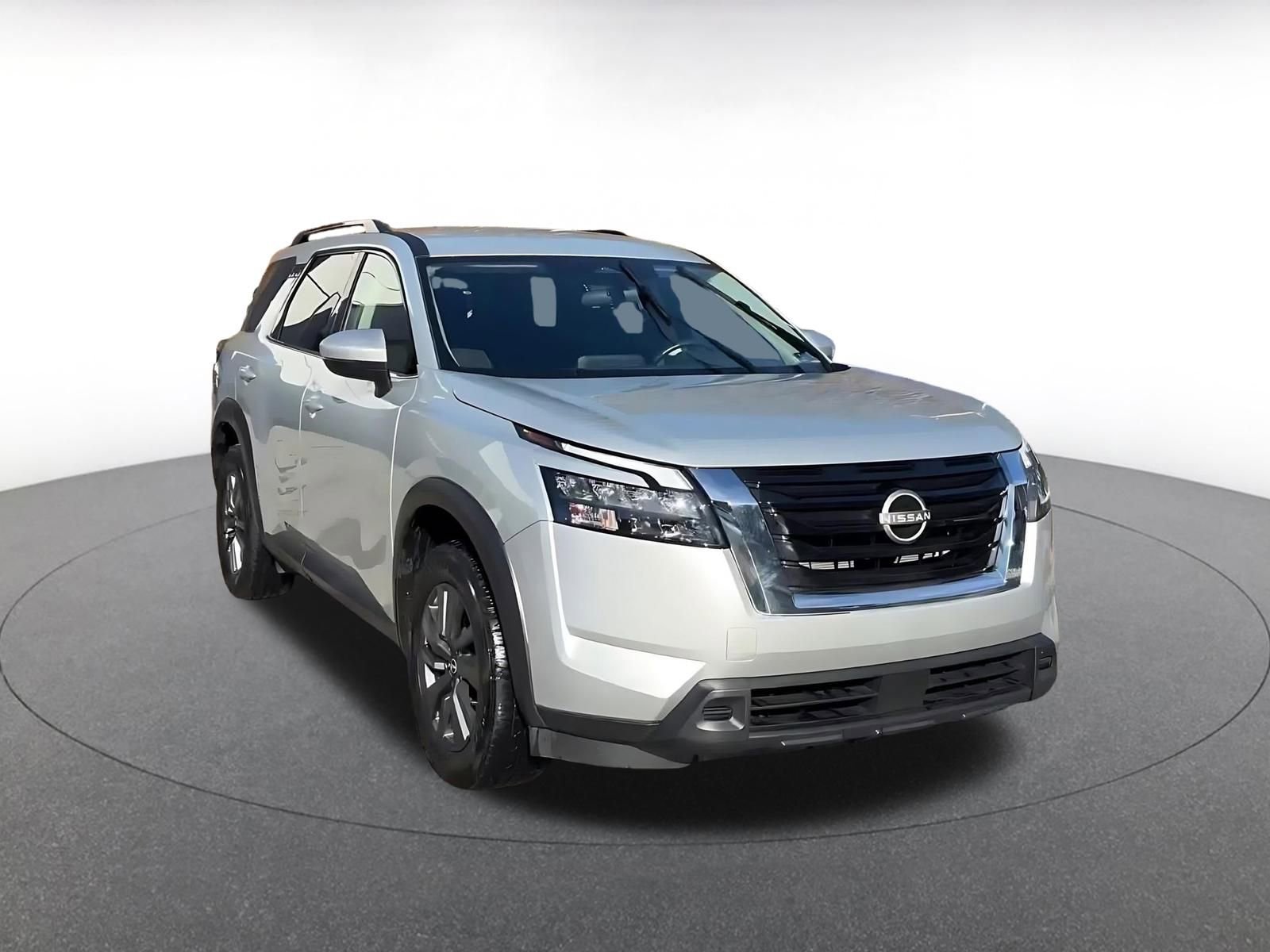 Used 2025 Nissan Pathfinder SV image 3