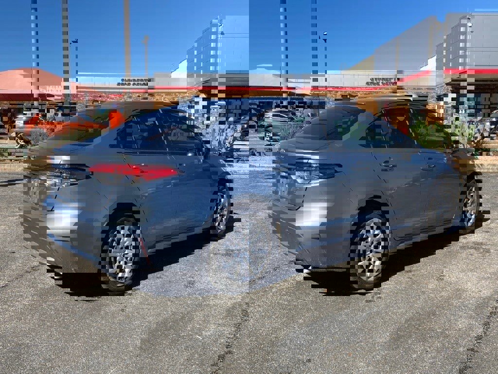 Used 2022 Toyota Corolla LE image 5