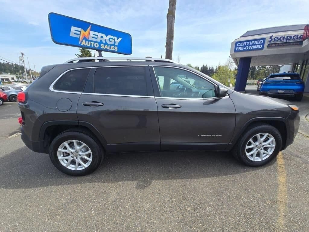 Used 2016 Jeep Cherokee Latitude w/ Cold Weather Group AWD/4WD image 8