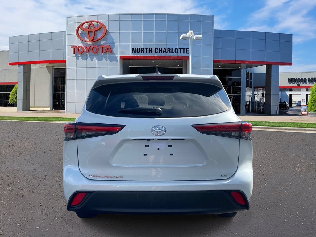 Used 2023 Toyota Highlander LE FWD image 6