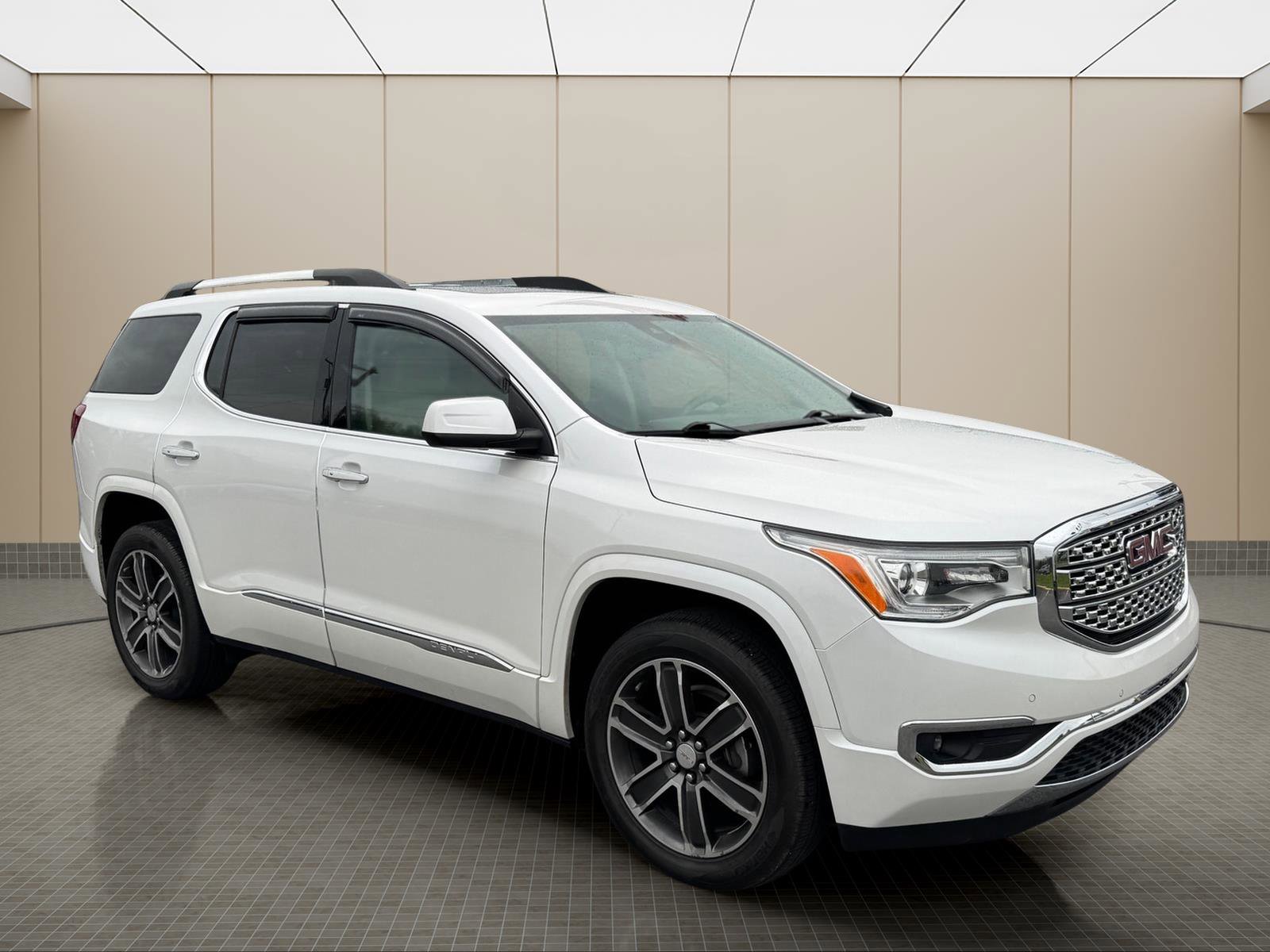 Used 2019 GMC Acadia Denali image 2