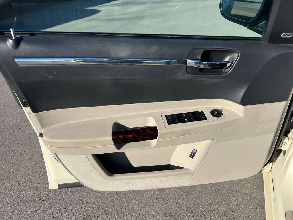 Used 2006 Chrysler 300 C w/ Protection Group II image 16