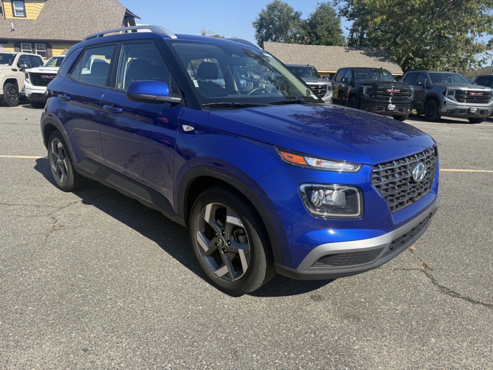 Used 2025 Hyundai Venue SEL FWD image 1