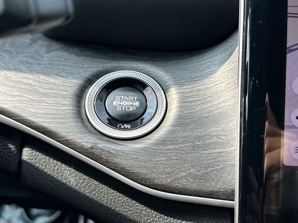 Used 2024 Jeep Grand Cherokee L Limited w/ Luxury Tech Group II image 17