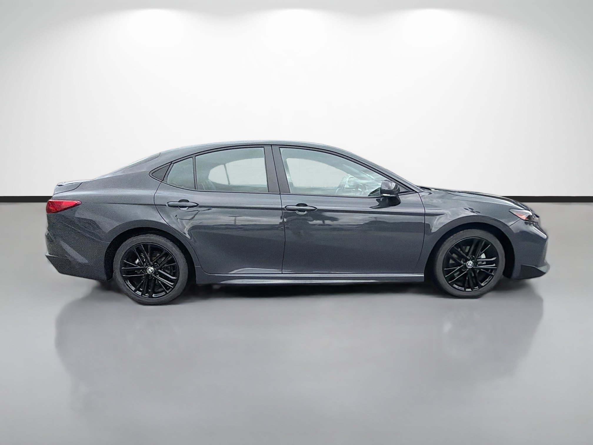 Used 2025 Toyota Camry SE FWD image 2