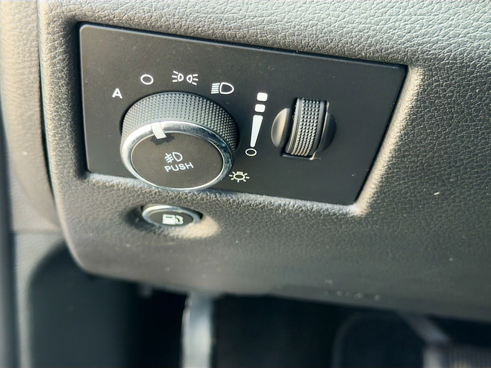 Used 2019 Jeep Grand Cherokee Limited X image 36