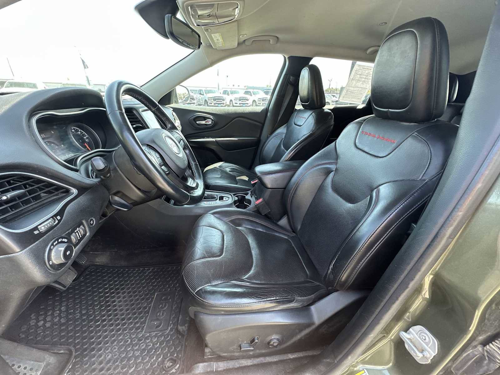 Used 2019 Jeep Cherokee Trailhawk image 13