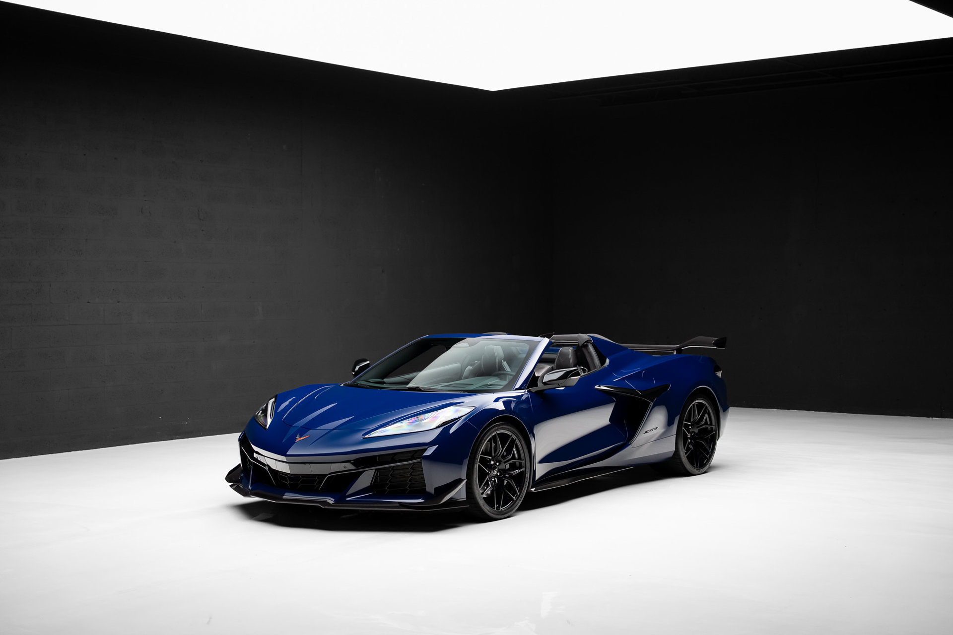 Used 2025 Chevrolet Corvette Z06 w/ Stealth Interior Trim Package RWD image 6