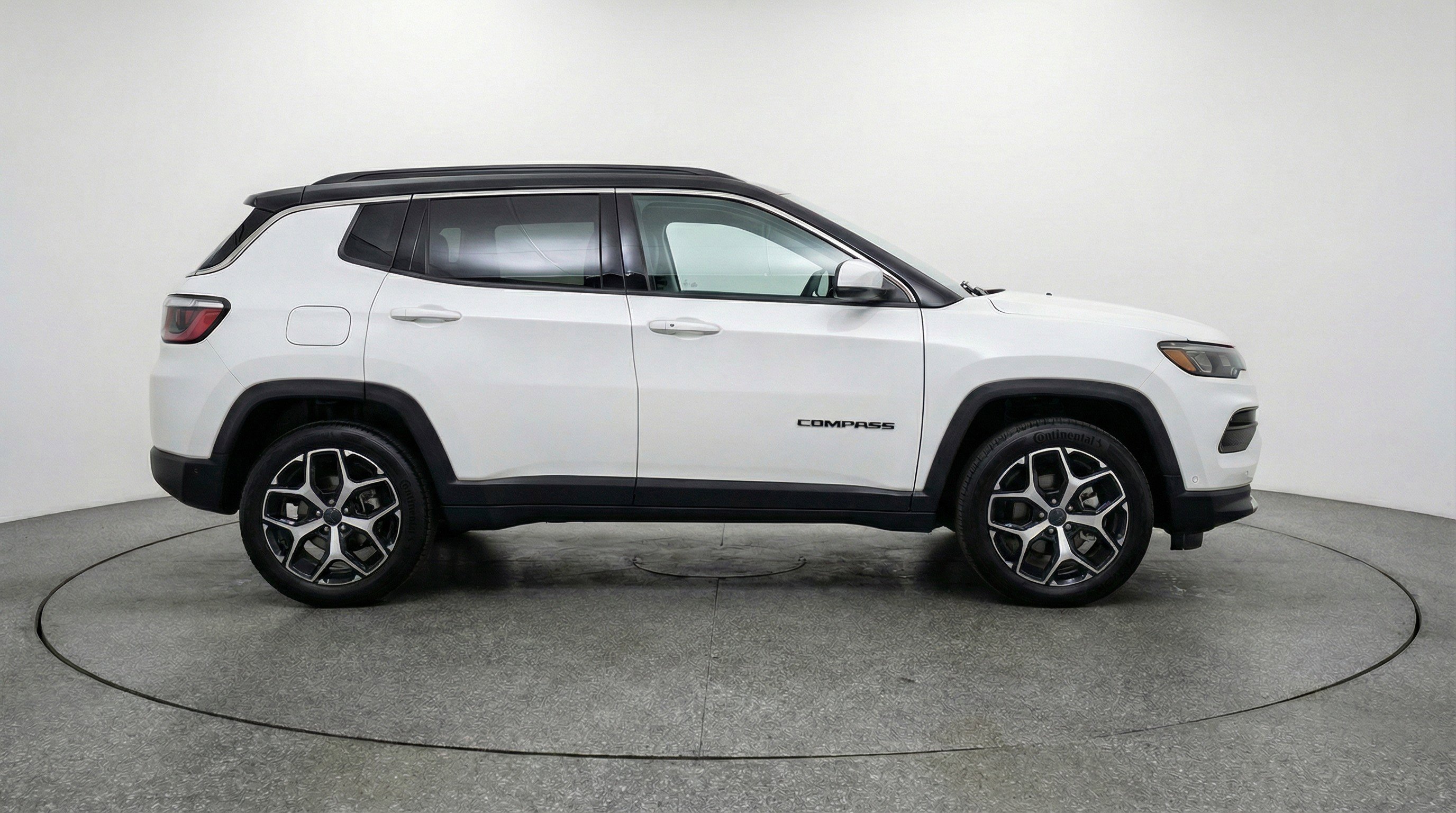 Used 2025 Jeep Compass Limited image 11