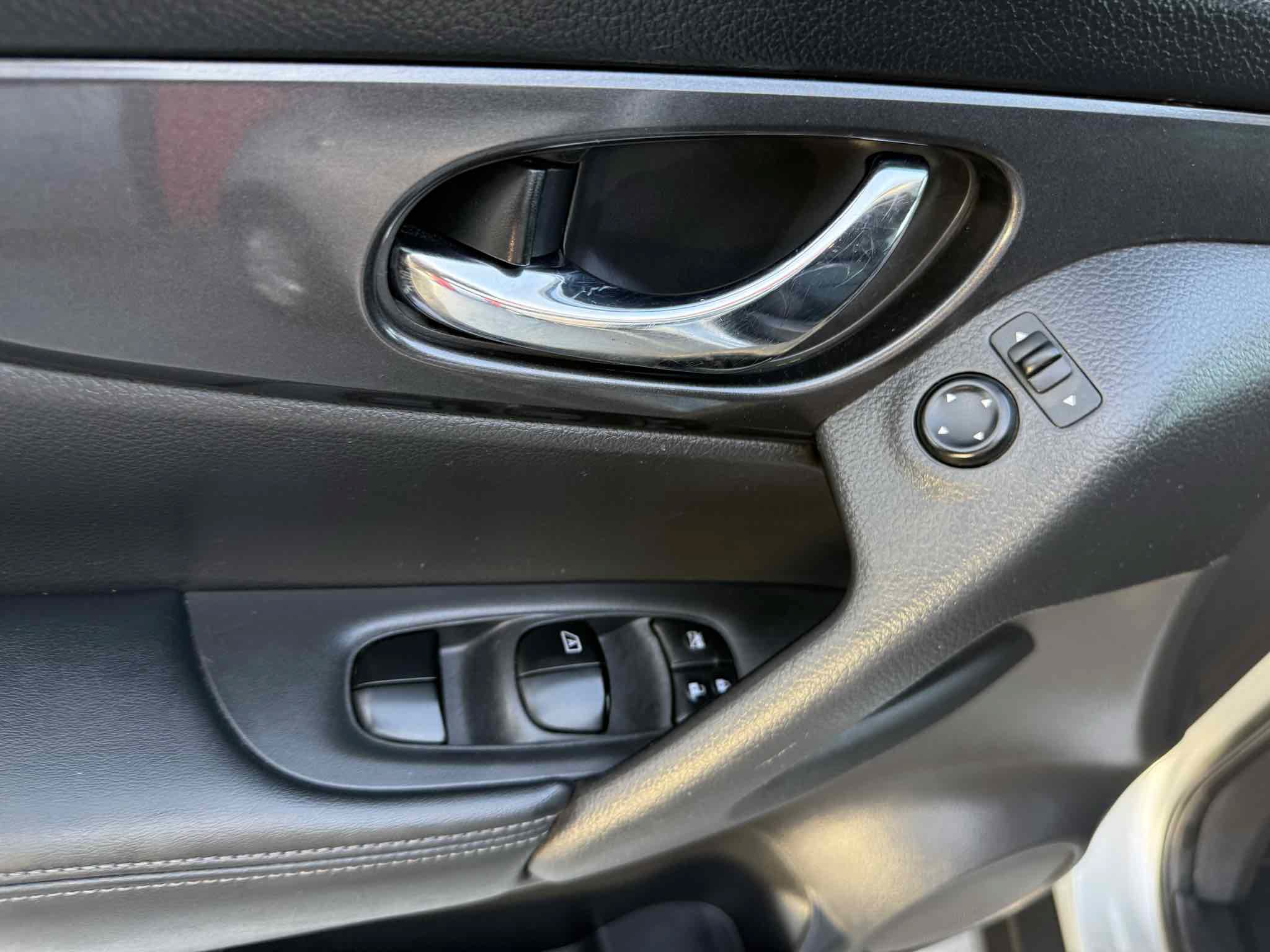 Used 2017 Nissan Rogue SV FWD image 91