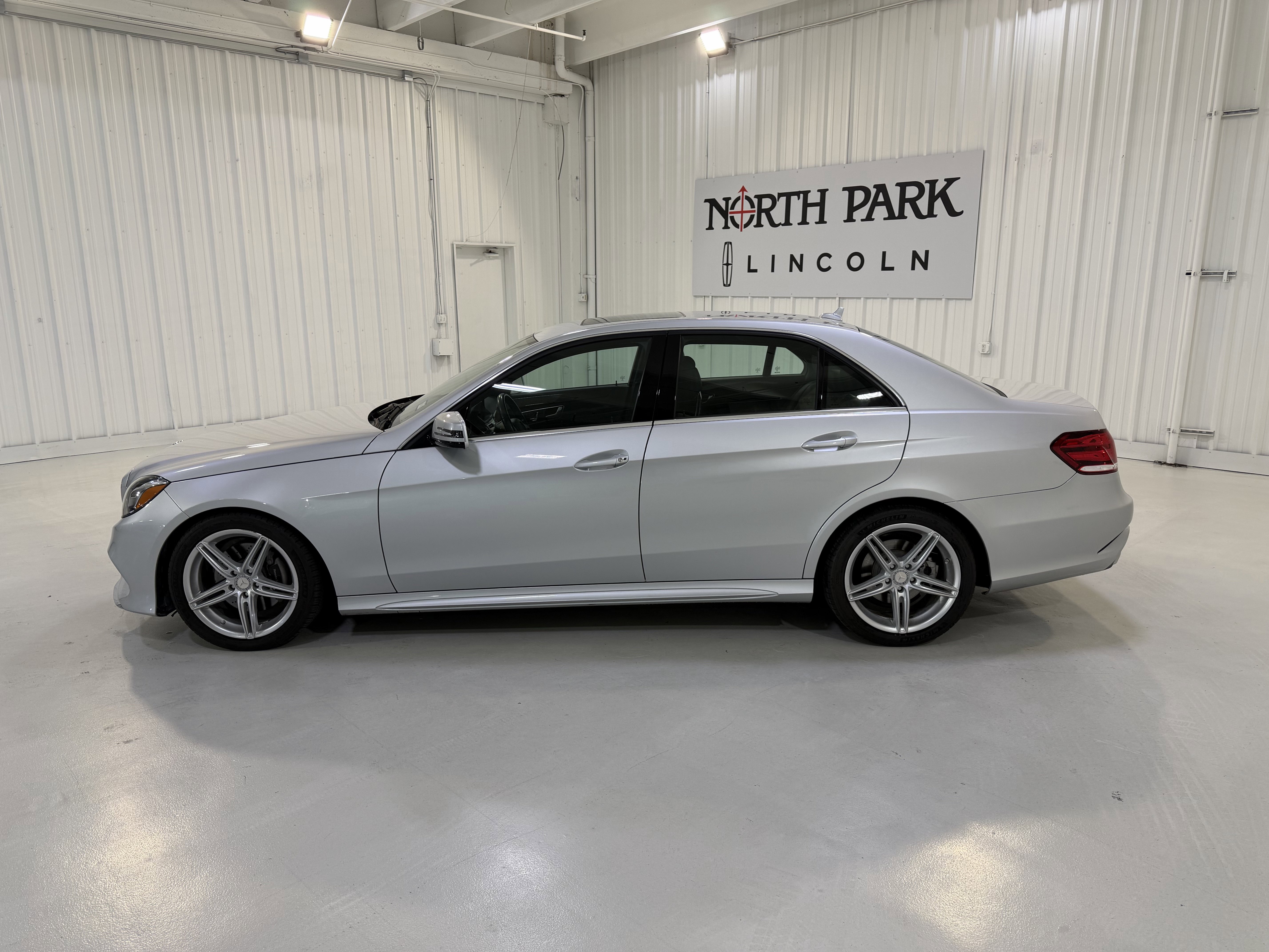 Used 2016 Mercedes-Benz E 350 Sedan image 2