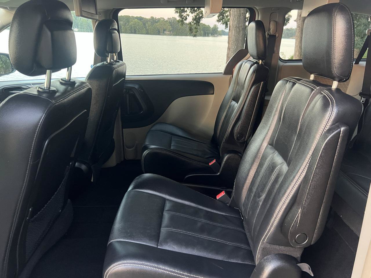 Used 2013 Chrysler Town & Country Touring FWD image 37