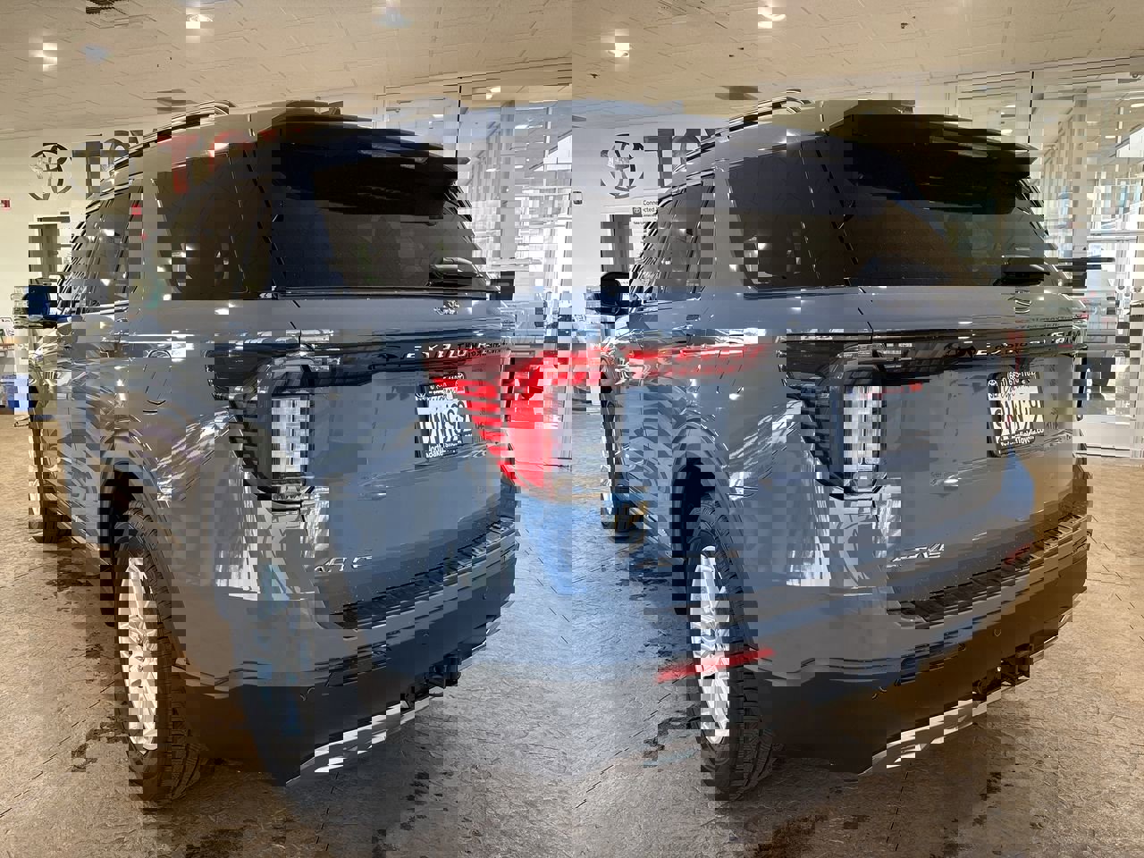 Used 2025 Ford Explorer Active w/ Active Comfort Package image 8