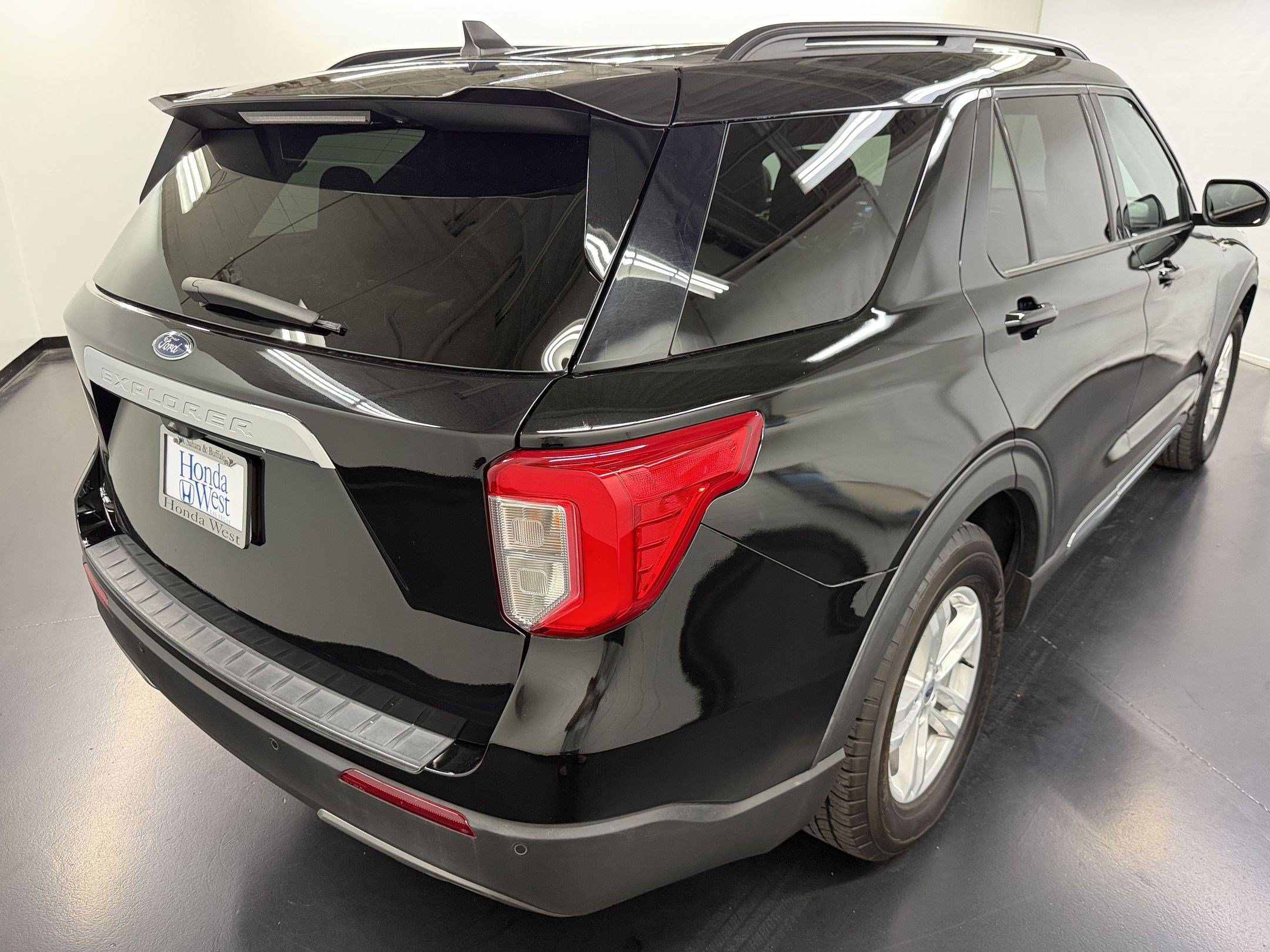Used 2024 Ford Explorer XLT w/ Equipment Group 202A RWD image 9