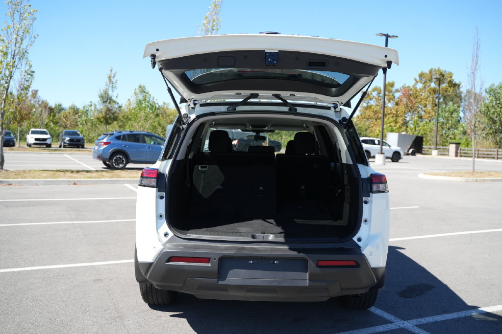 Used 2024 Nissan Pathfinder SV AWD/4WD image 17