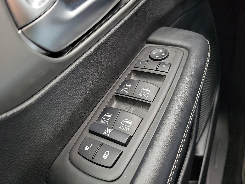 Used 2025 Chrysler Pacifica Select image 14