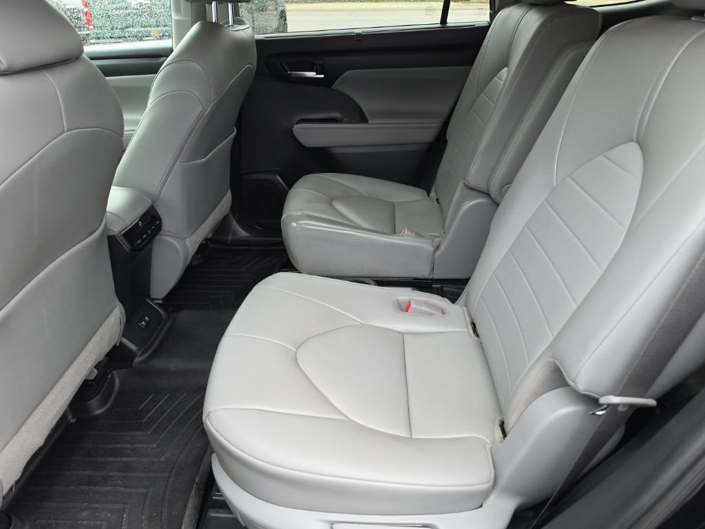 Used 2020 Toyota Highlander XLE AWD/4WD image 28