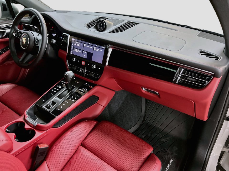 Certified 2025 Porsche Macan AWD/4WD image 31