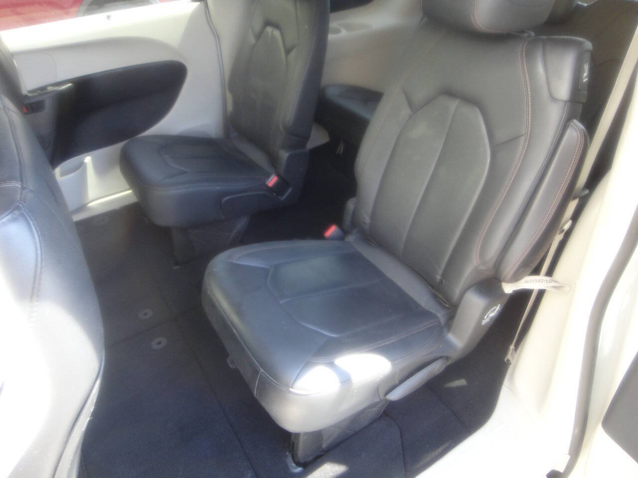 Used 2020 Chrysler Pacifica Touring-L FWD image 10