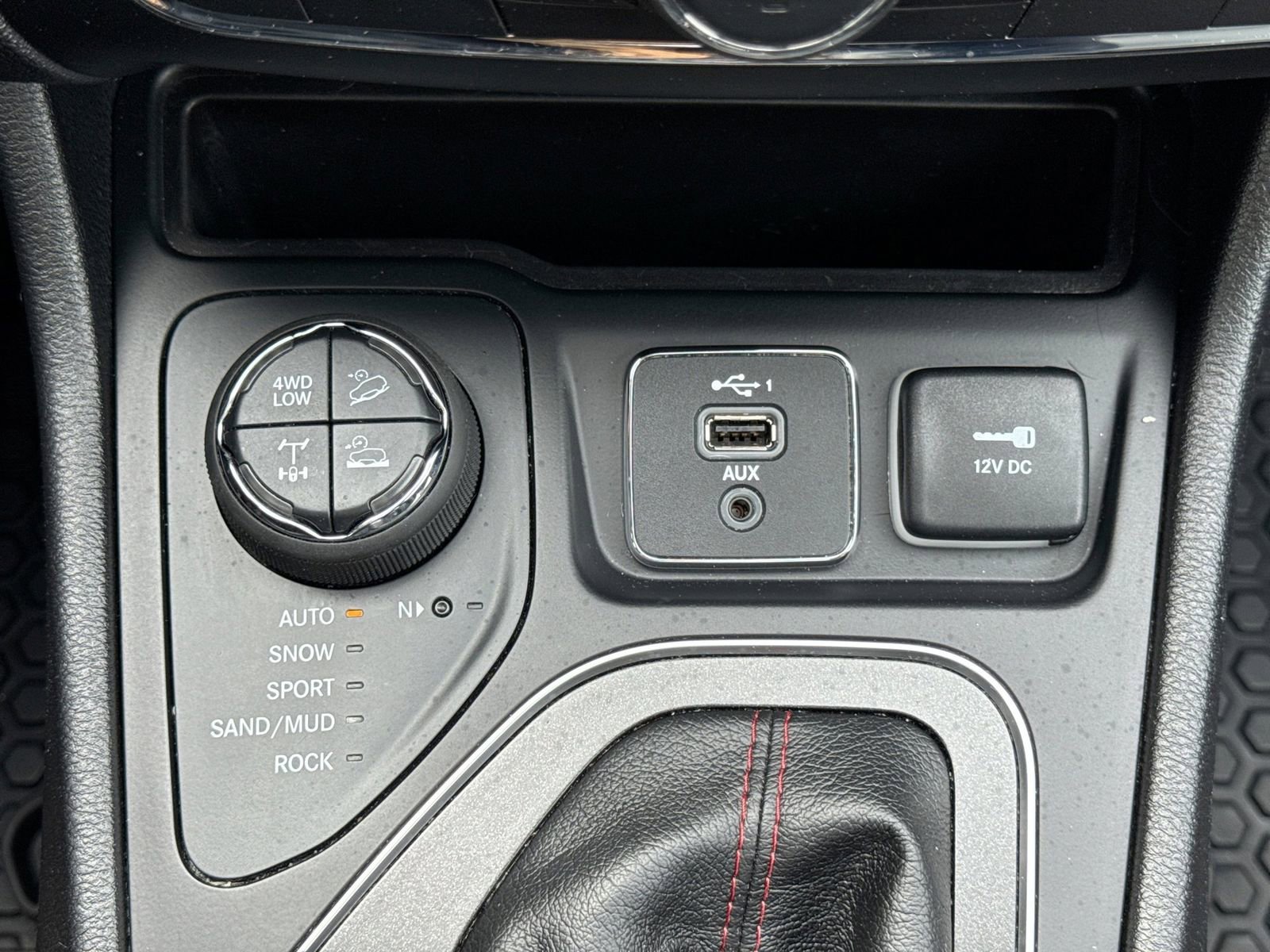 Used 2019 Jeep Cherokee Trailhawk w/ Comfort/Convenience Group AWD/4WD image 36