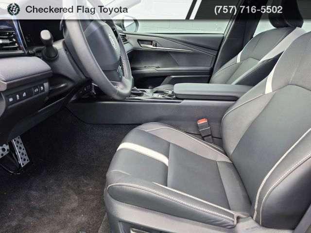 Used 2025 Toyota Camry SE w/ Convenience Package image 23