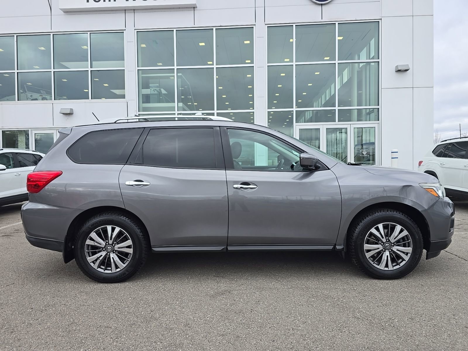 Used 2017 Nissan Pathfinder SL AWD/4WD image 2