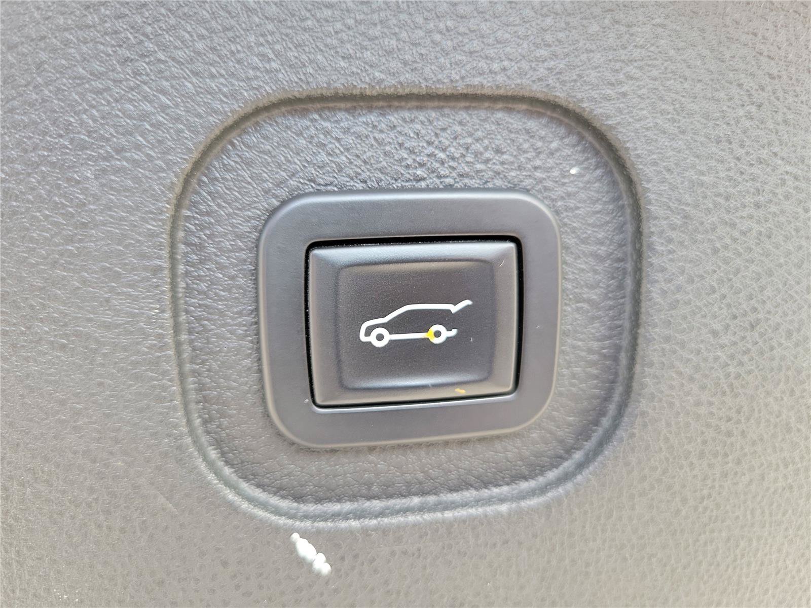 Used 2016 Chevrolet Equinox LTZ w/ Enhanced Convenience Package FWD image 9