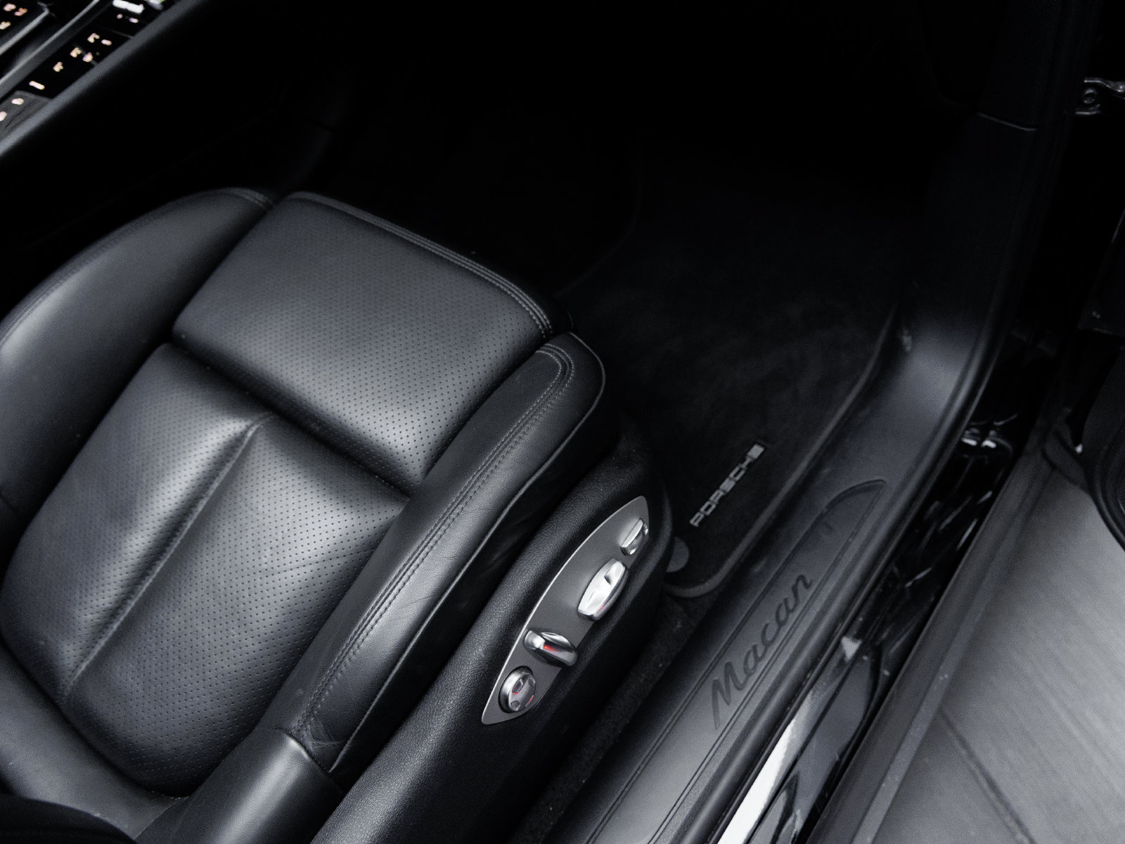 Used 2023 Porsche Macan AWD/4WD image 35