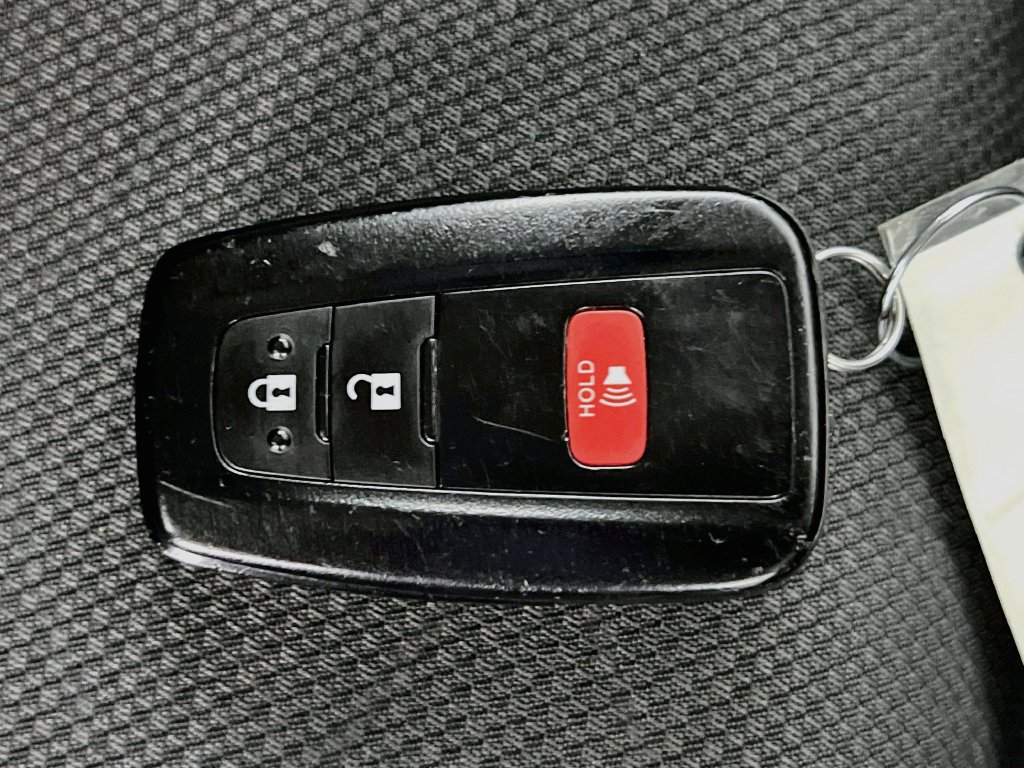 Used 2025 Toyota RAV4 XLE FWD image 33