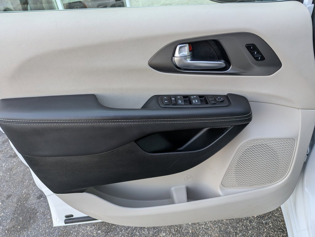 Used 2024 Chrysler Pacifica Touring-L image 21