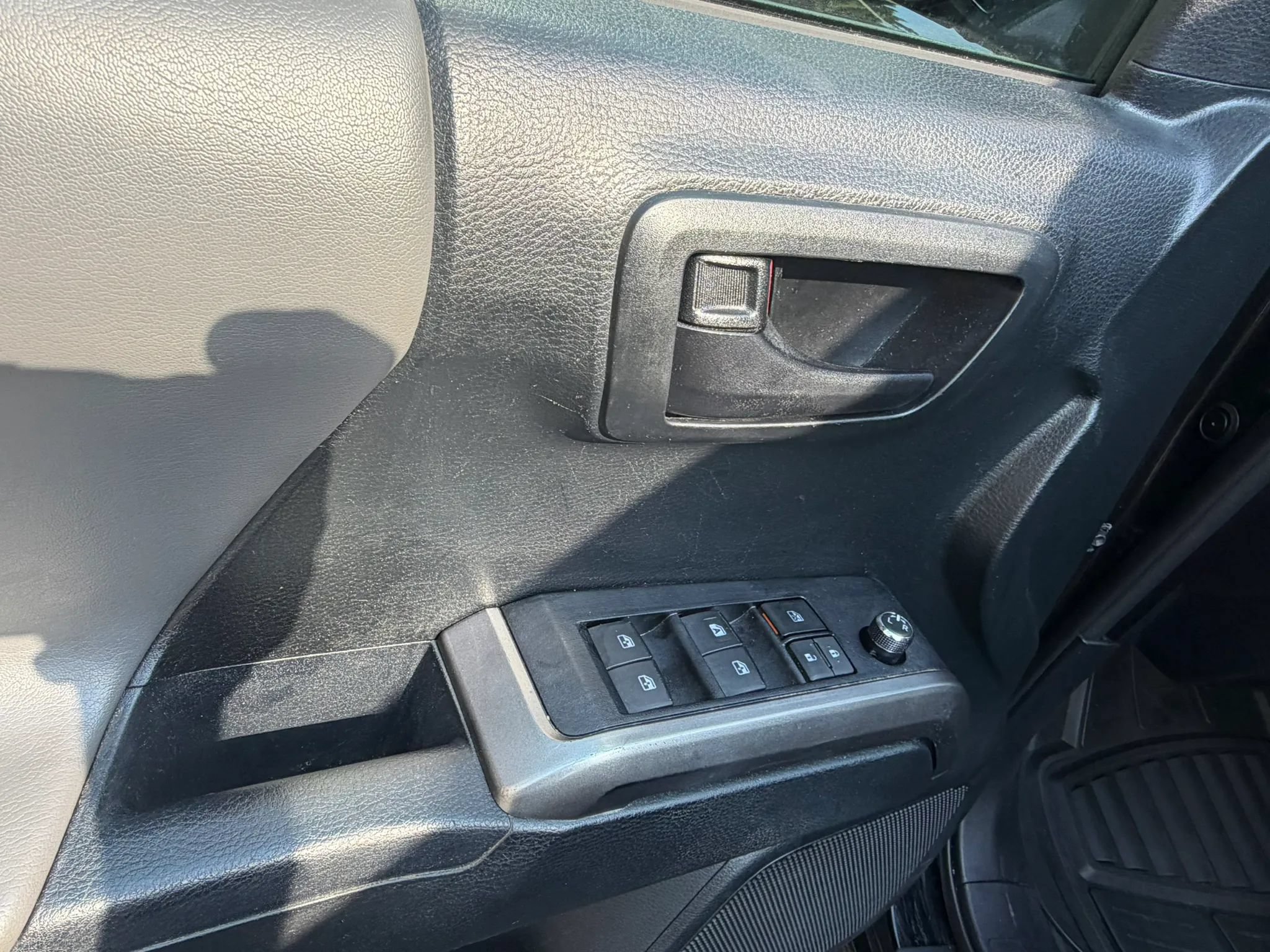 Used 2017 Toyota Tacoma SR5 w/ Tow Package AWD/4WD image 29