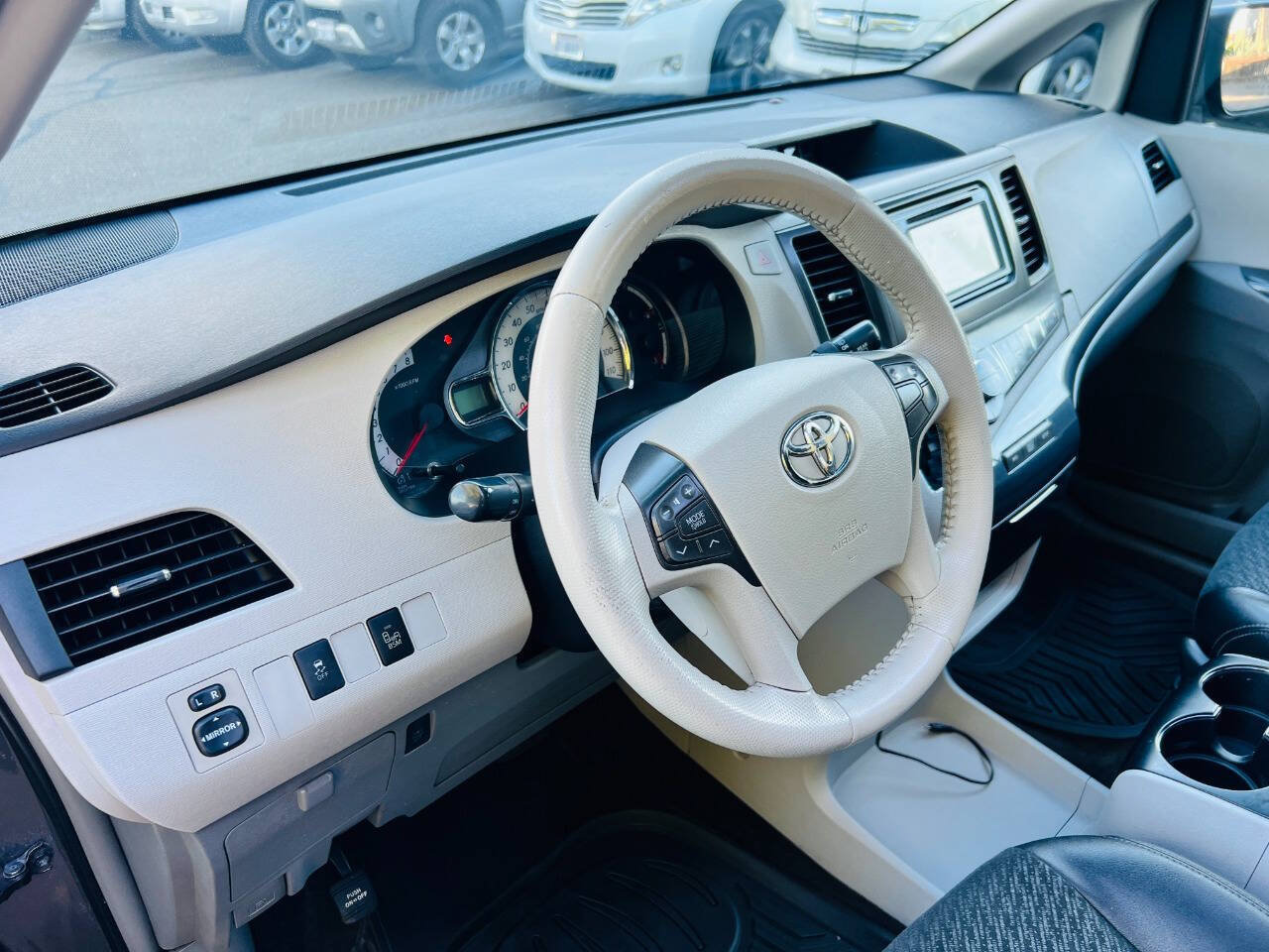 Used 2014 Toyota Sienna SE FWD image 18