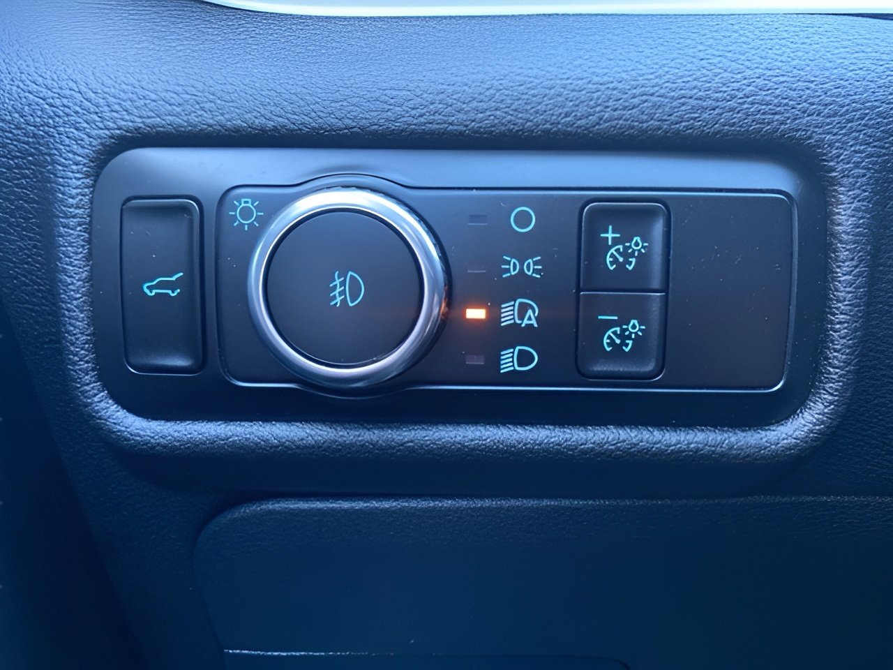 Certified 2023 Ford Explorer XLT w/ Equipment Group 202A image 18