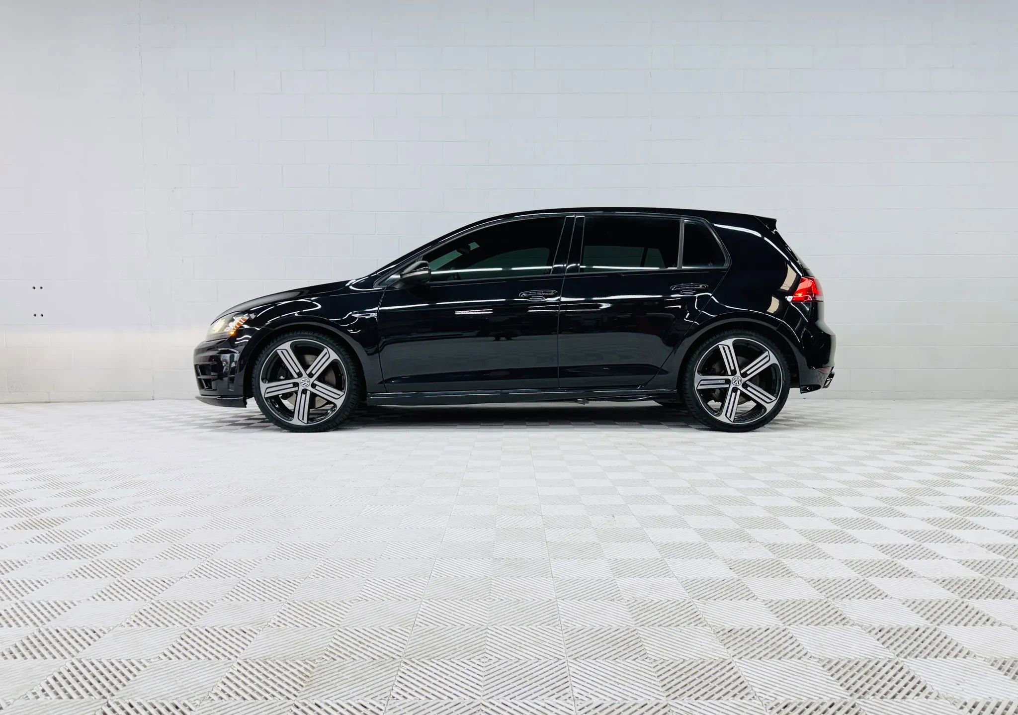 Used 2016 Volkswagen Golf R 4-Door AWD/4WD image 23