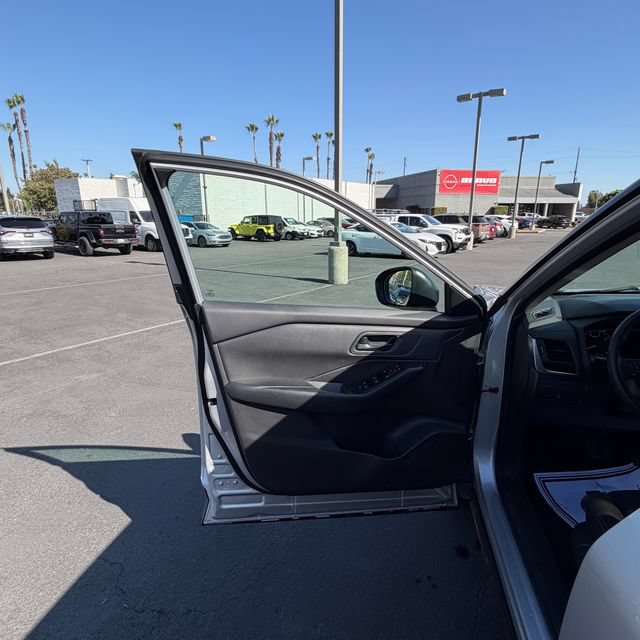 Used 2024 Nissan Rogue S FWD image 19