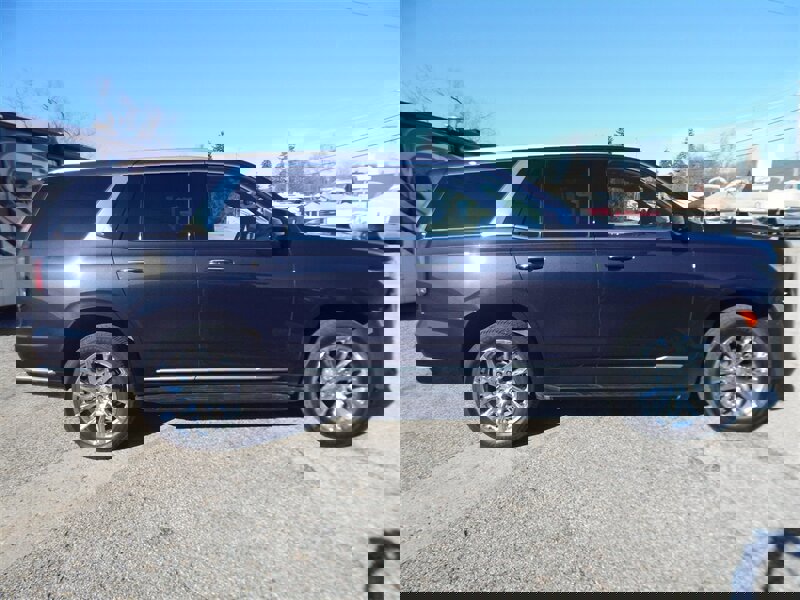 Used 2022 Cadillac Escalade Premium Luxury w/ LPO, Radiant Package image 2